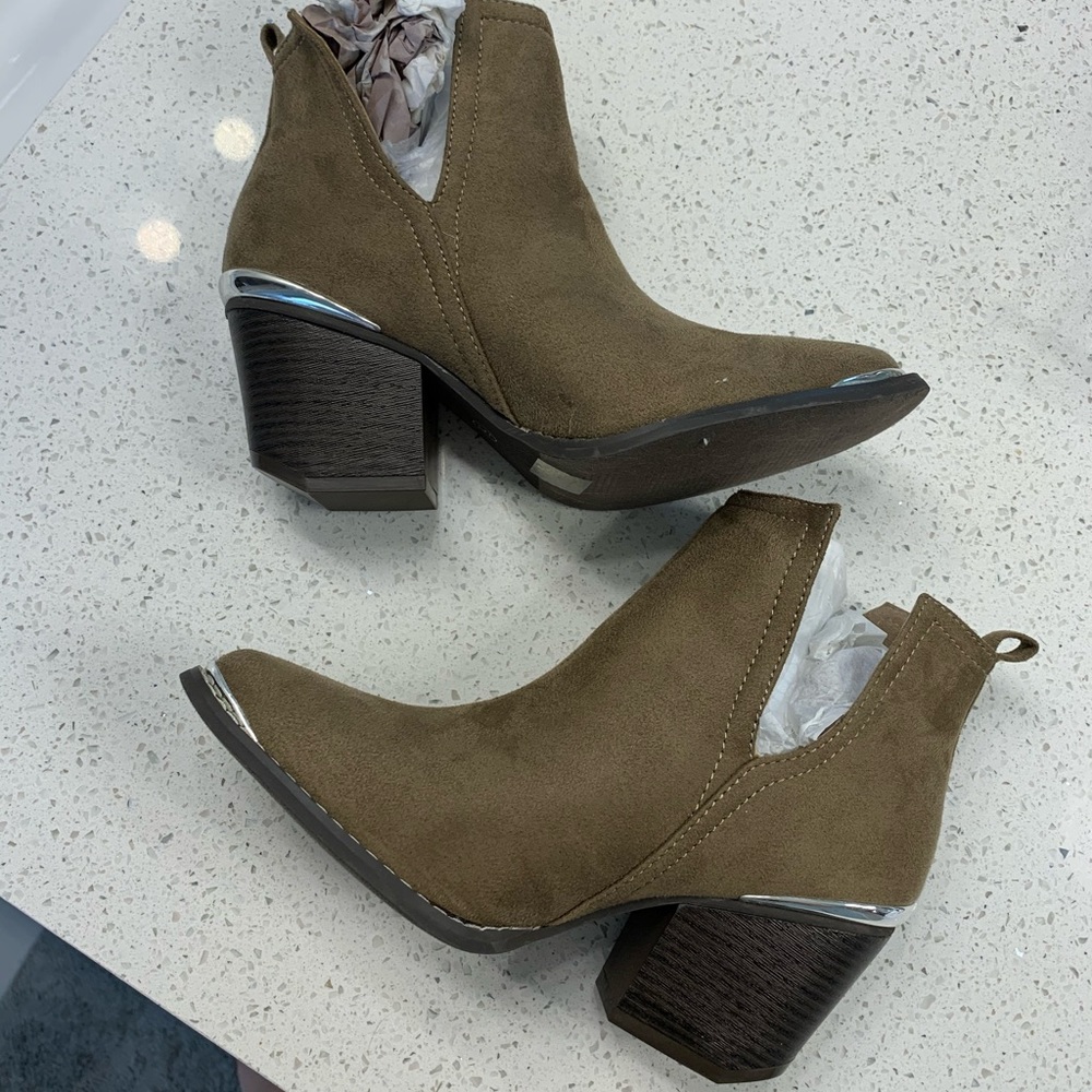Never worn! Tan suede booties size 6